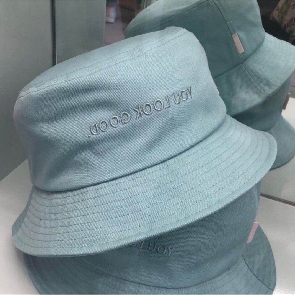 GLOSSIER CHICAGO BUCKET HAT NWT